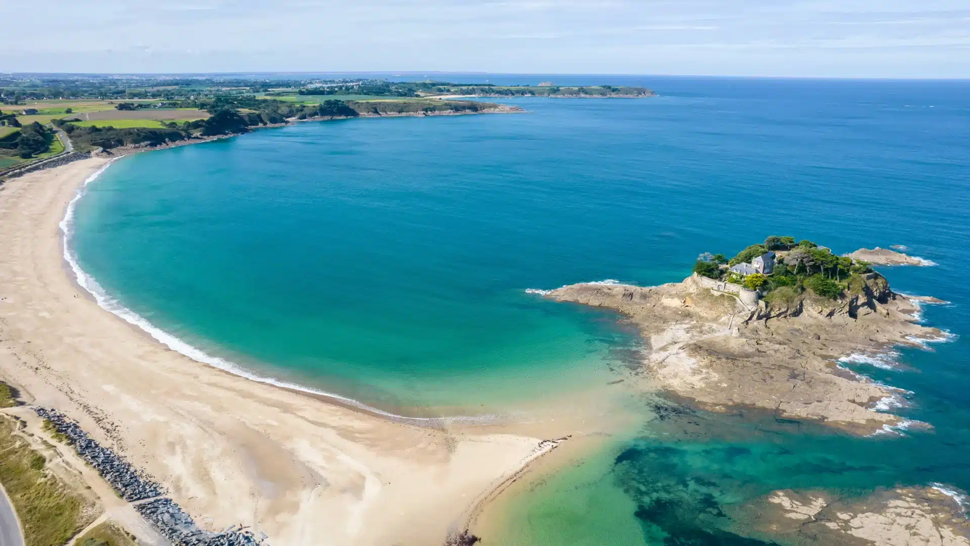 Camping au Mont-Saint-Michel en bord de mer, évadez-vous sur les plages de sable fin.