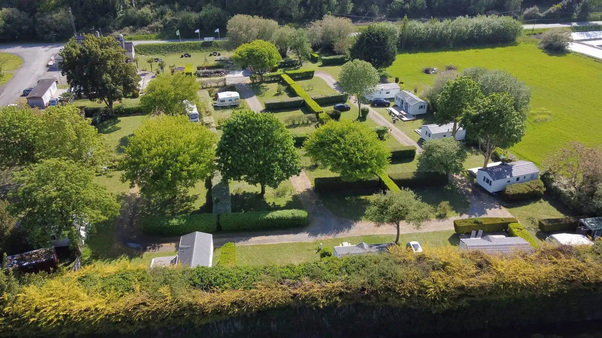 Vue aérienne sur le Camping Les Couesnons au Mont-Saint-Michel.