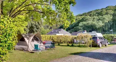 Location d'un emplacement de camping au Mont-Saint-Michel.