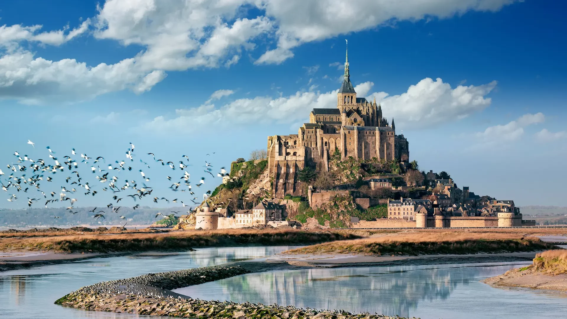 Visitez le Mont-Saint-Michel en Normandie.