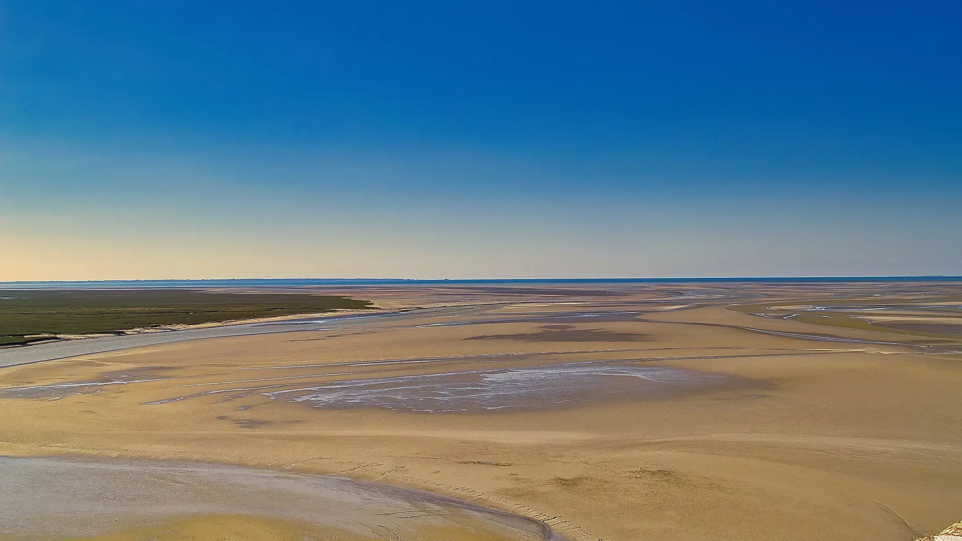 Plage du Mont-Saint-Michel à marée basse.