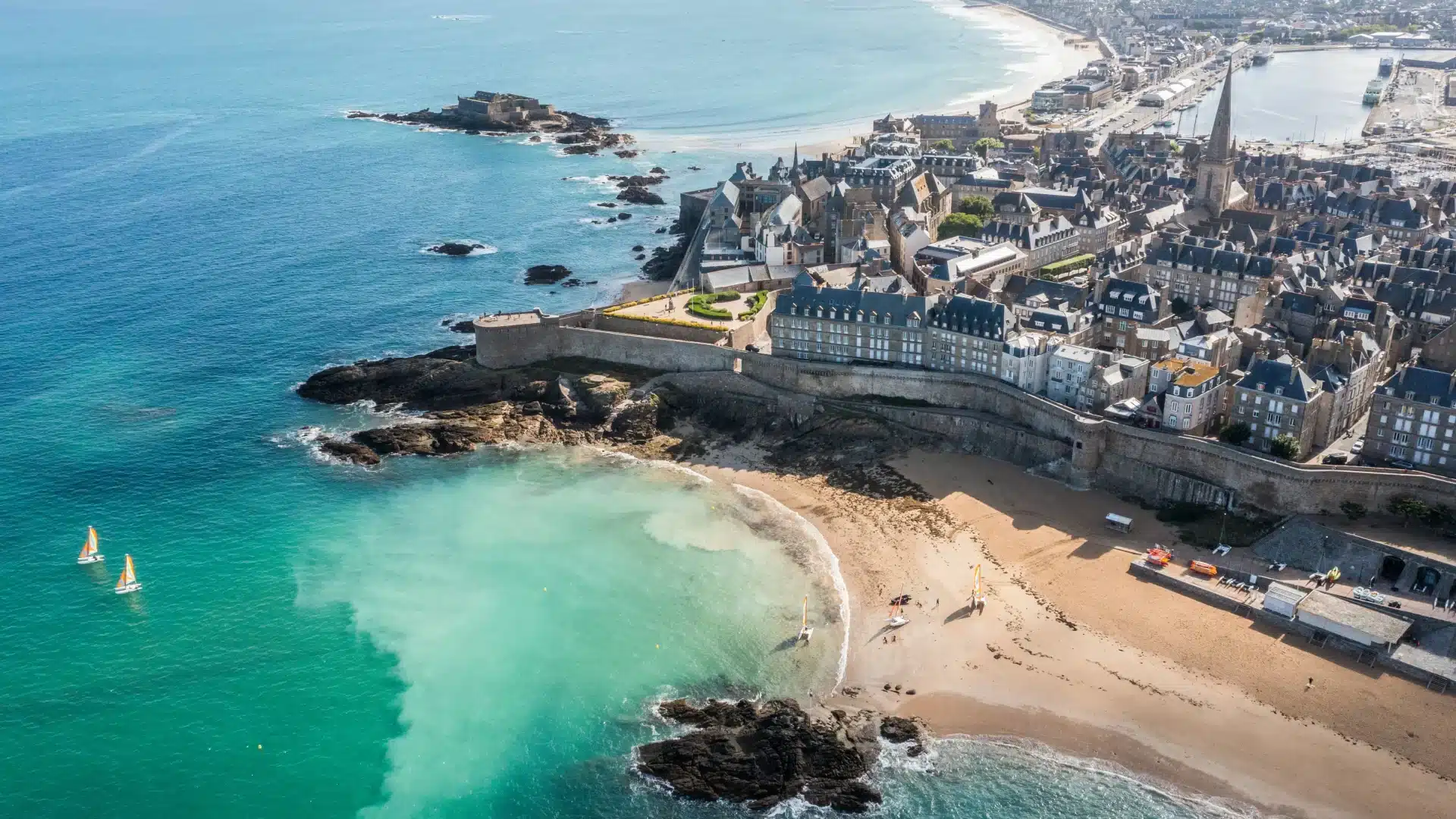 Vue aérienne sur la ville de Saint-Malo en Bretagne Nord.